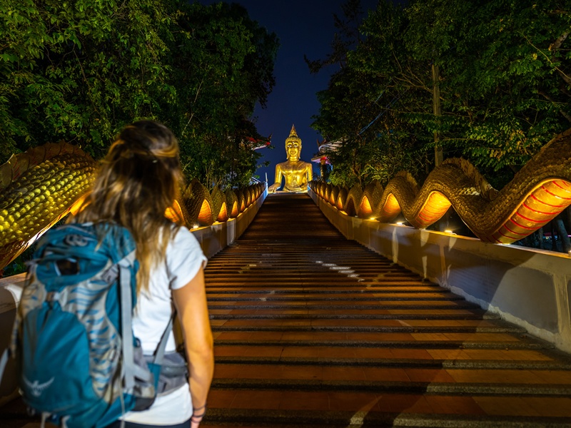 Pattaya Phra Yai tapinaginin merdivenlerinden görünütüsü
